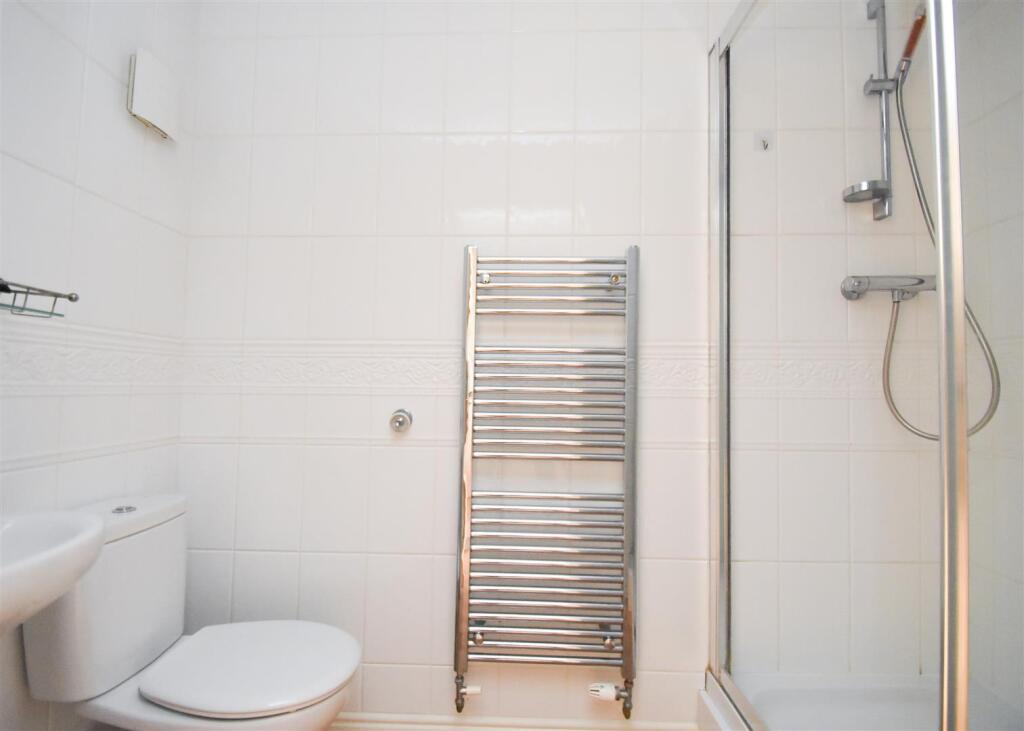 51 Deaconsfield - Ensuite.jpg