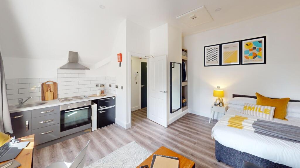 A spacious and bright large double bedroom feat...