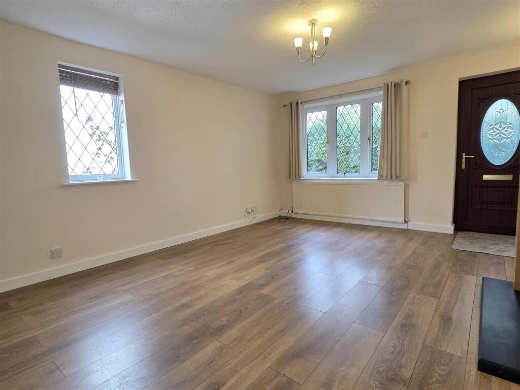 LOUNGE WITH DINING AREA