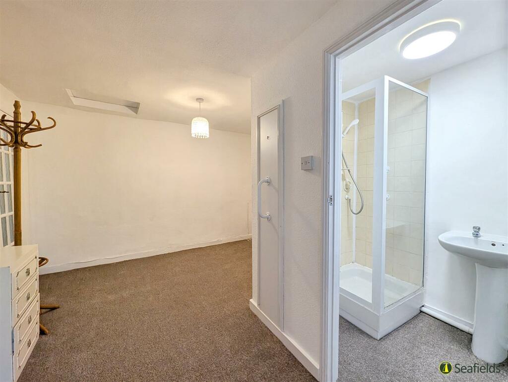 Bed 1 + Ensuite 1