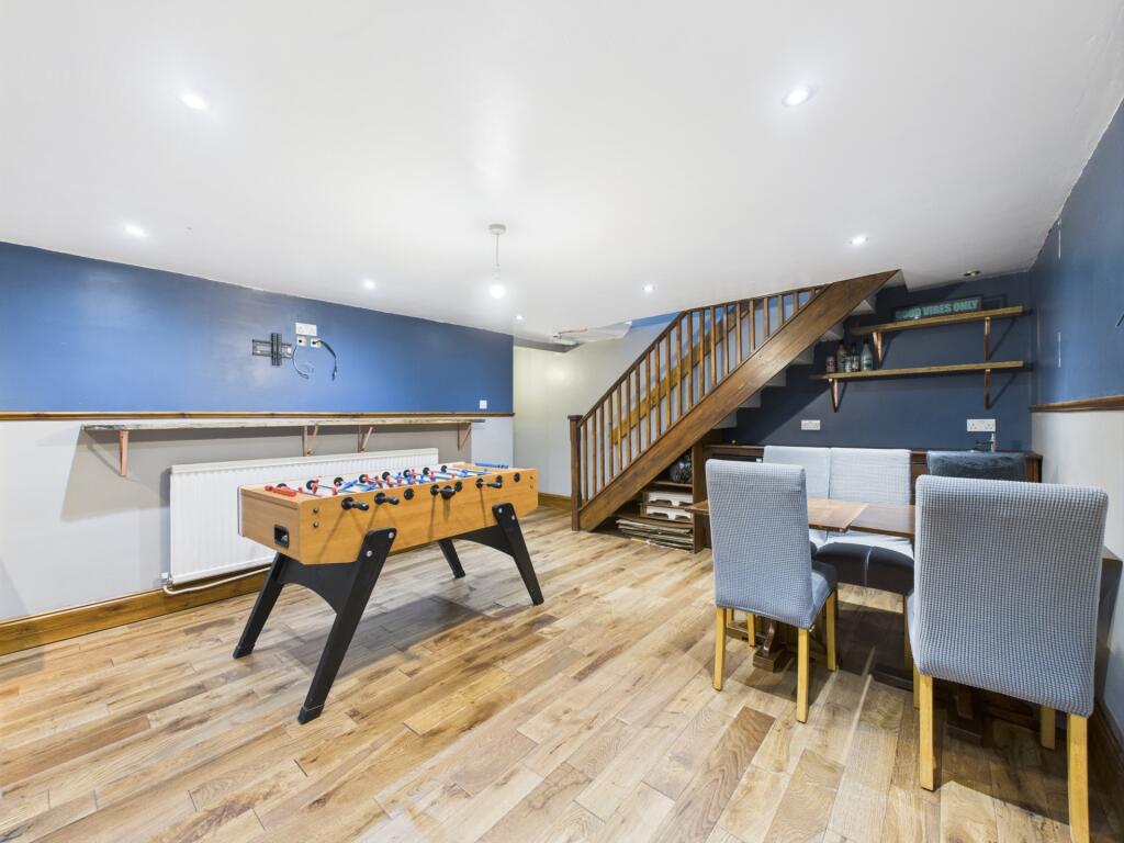 LOUNGE AREA