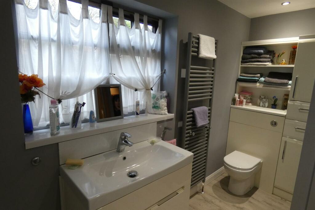 SPACIOUS BATHROOM
