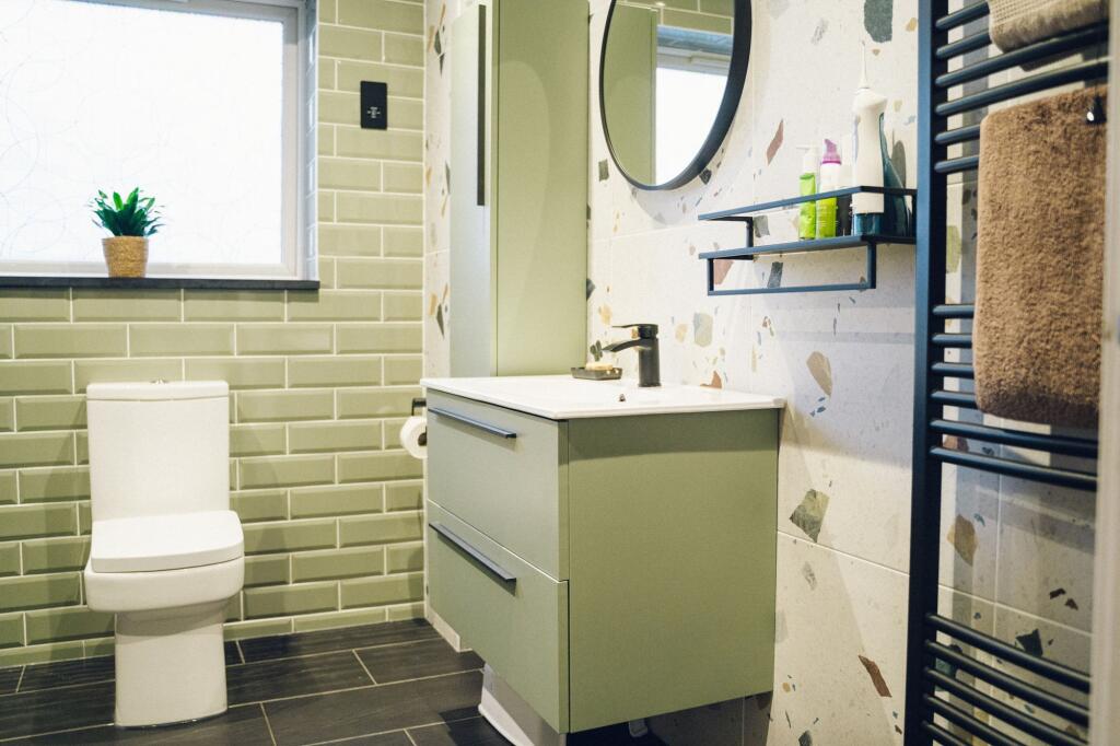 Ystafell Molchi 1 / Bathroom 1