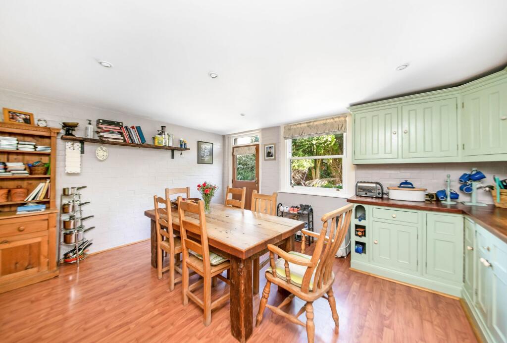 OPEN-PLAN DINING KITCHEN