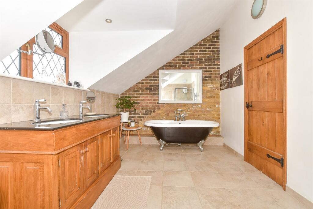 En-Suite Bathroom