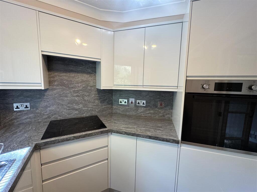 KITCHEN 2.JPG