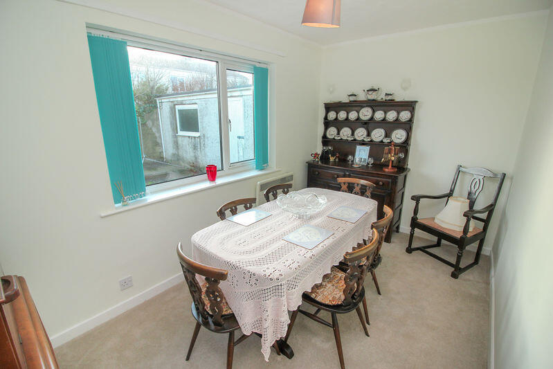 BED 2 OR DINING ROOM