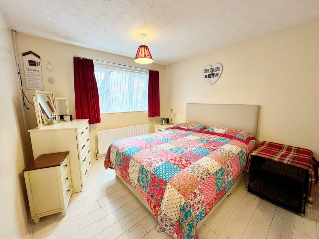 Bedroom 1 pic 1.jpg