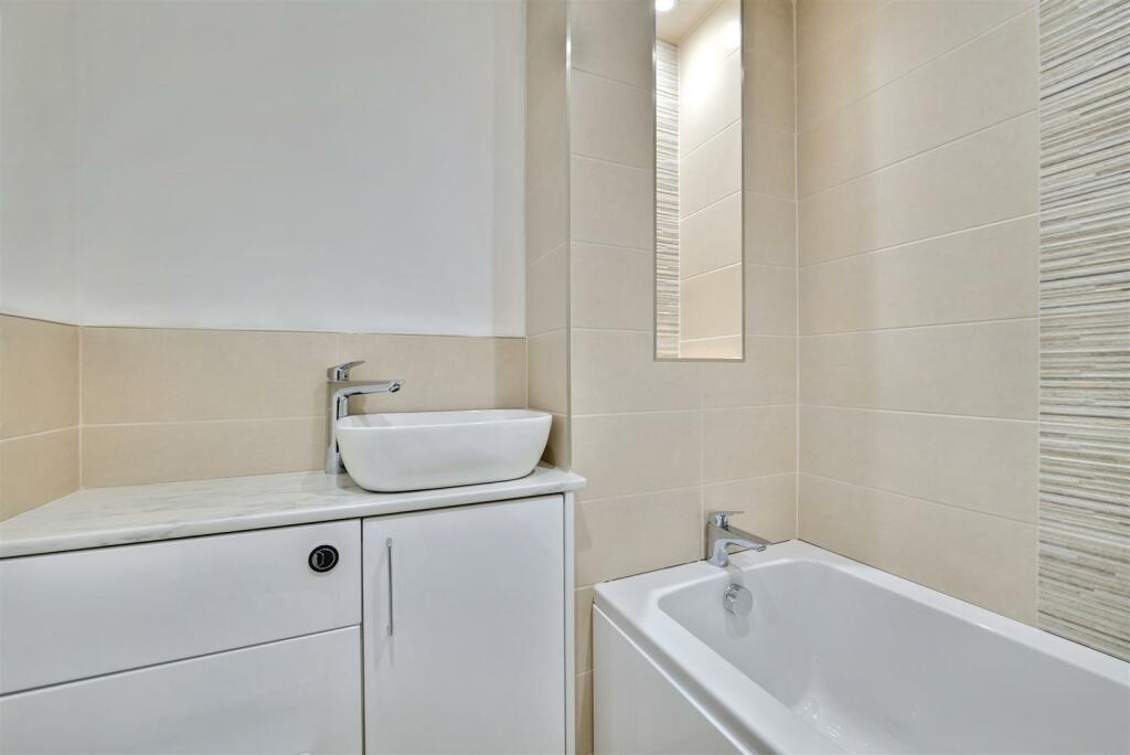 Main bathroom - Plots 1 &amp; 6.jpg