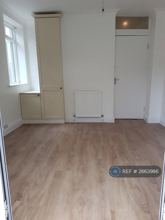 10'9x10'7 Double (Rear) Bedroom Overlooks Garden