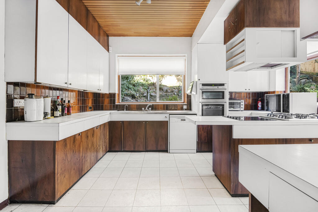 19 West Heath Gardens, Hampstead, London, NW3 7TR