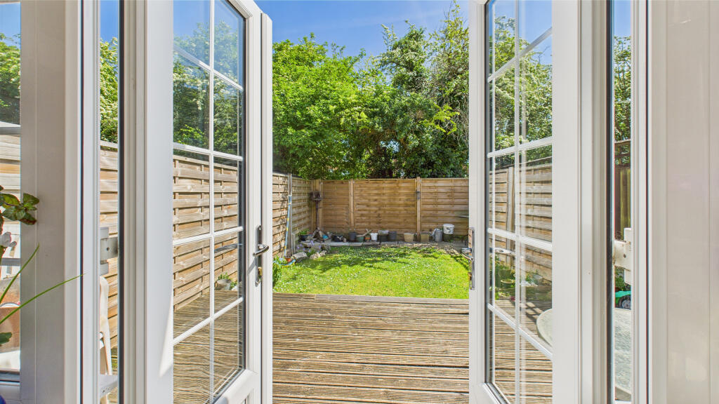 CAM04968G0-PR0037-STILL008