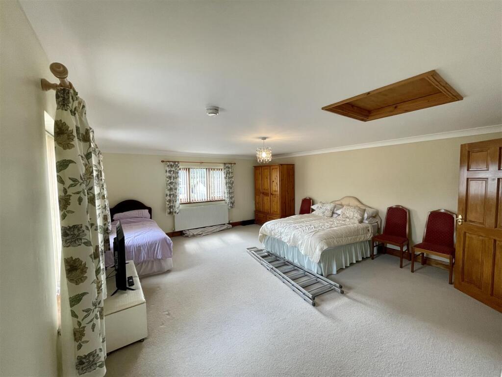 FRONT BEDROOM