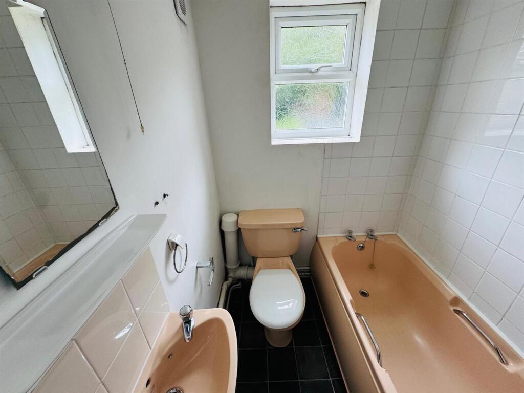 GROUND FLOOR BATHROOM