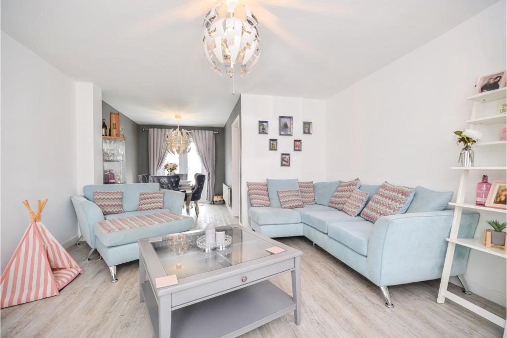 Lounge/Dining Room
