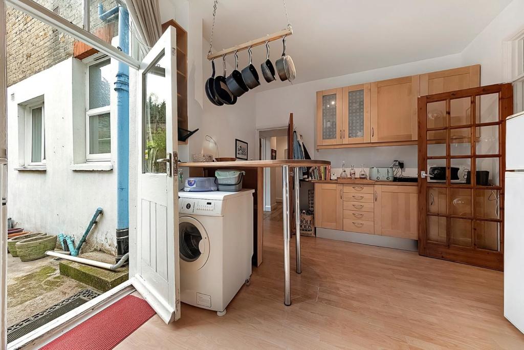 Kitchen (2).jpg