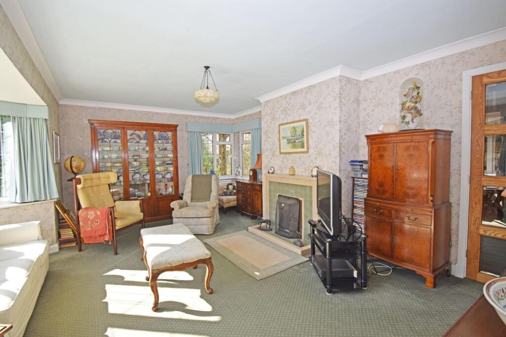 44 Church Road, lounge a.jpg