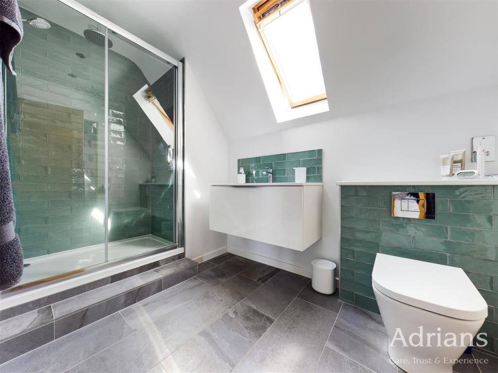 EN-SUITE SHOWER ROOM