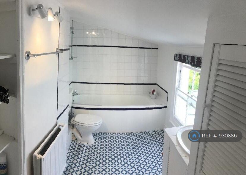 Large Bright Bathroom w/ Shower