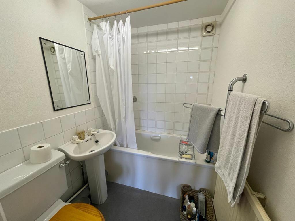 EN-SUIT BATHROOM TO SECOND SITTING ROOM/ BEDROOM F
