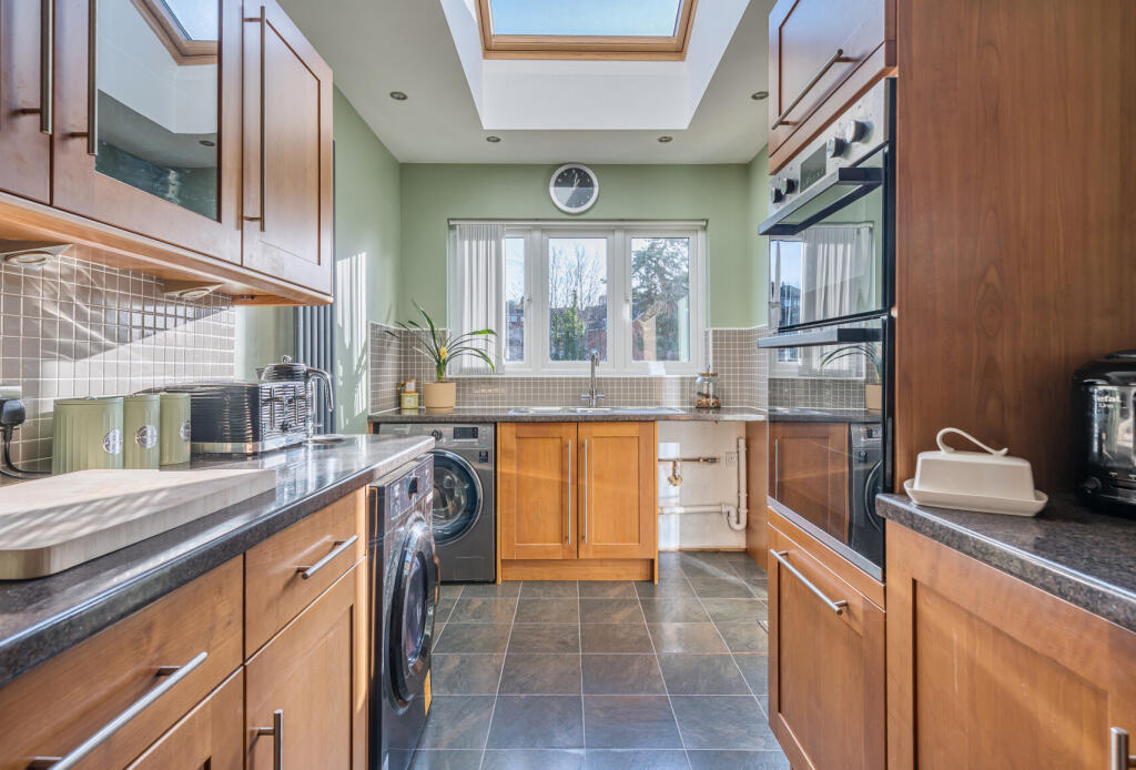 1396046-7-695e647...