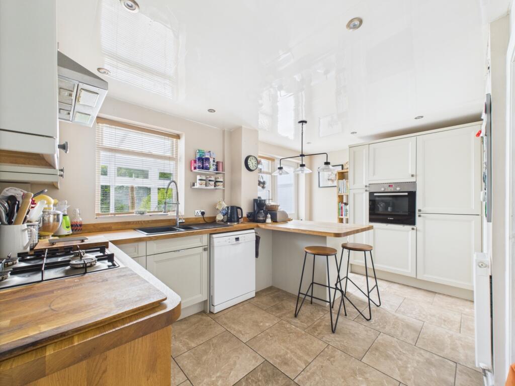 CAM02195G0-PR0076-STILL029