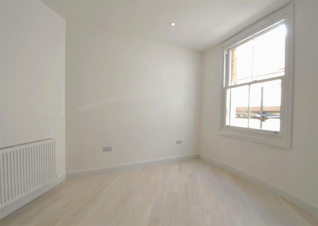 3 - Three Bedroom Flat for Auction, Westbury-on-Tr