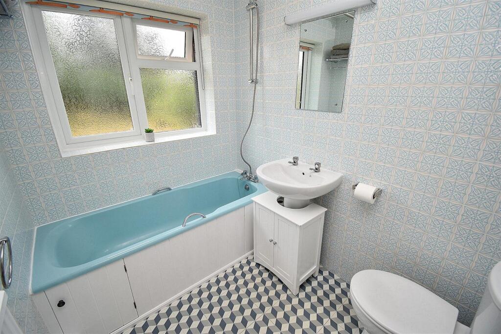 FAMILY BATHROOM.JPG