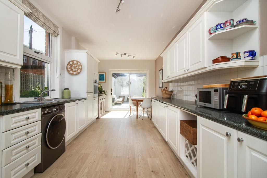 Kitchen/ Dining room