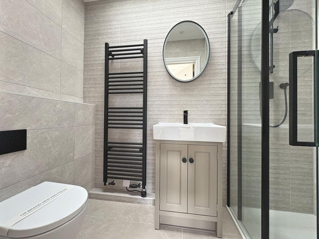 Principal Bedroom En-suite