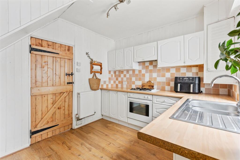 52 Shott Lane-11.jpg