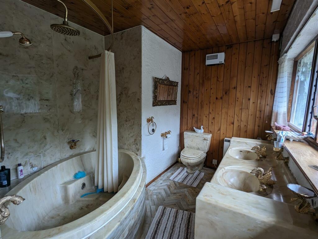 Shingles family bathroom.jpg