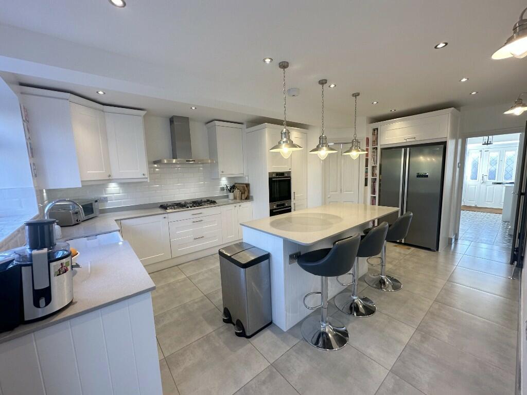 KITCHEN/BREAKFAST