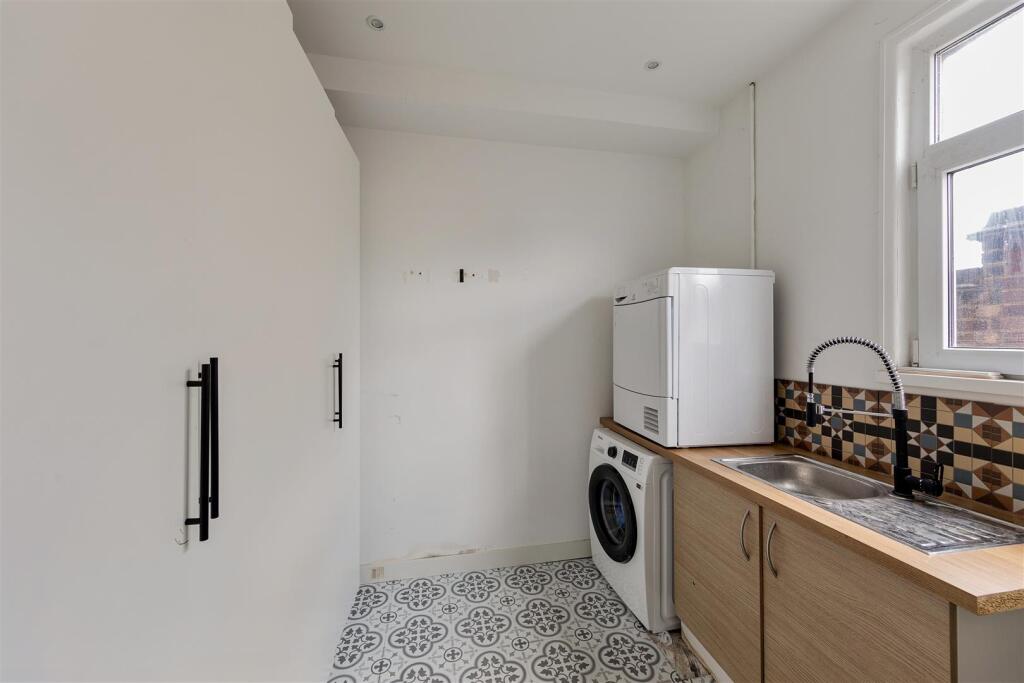 Warboys Crescent E4