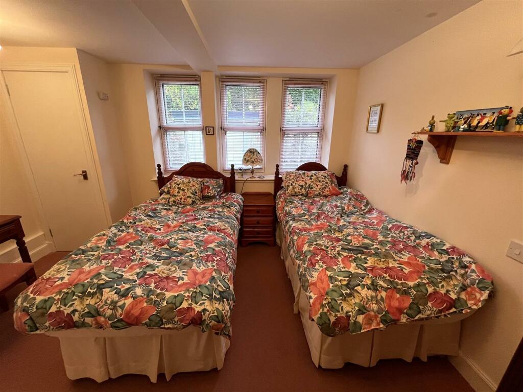 BEDROOM 2