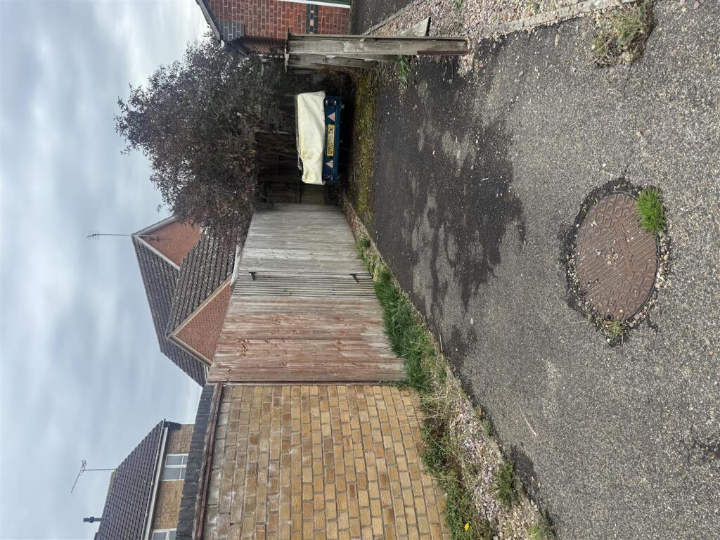 4 Whittle Close Drive.jpg