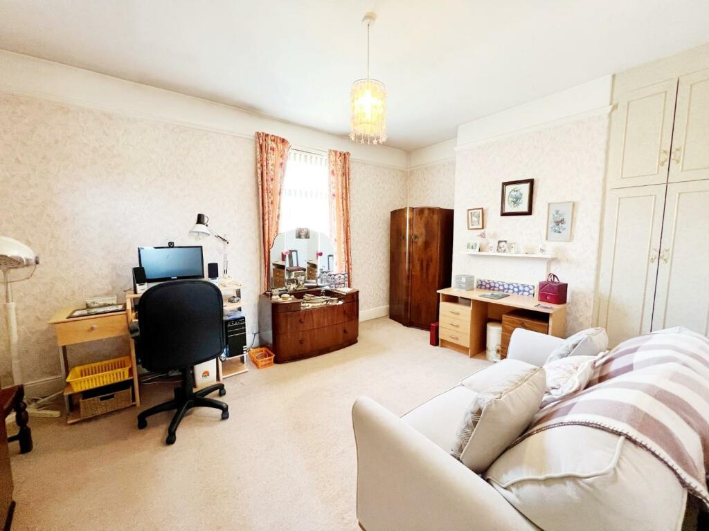 Bedroom 1 pic 1.jpg