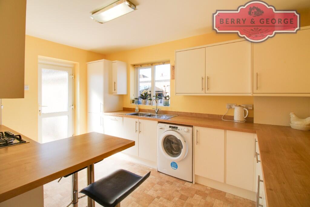 KITCHEN / BREAKFAST