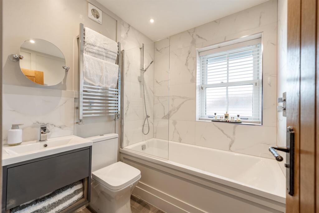 Family Bathroom (First Floor)