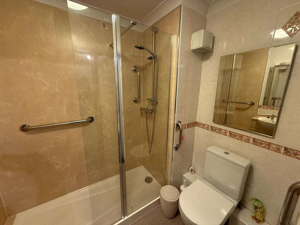 SHOWER ROOM