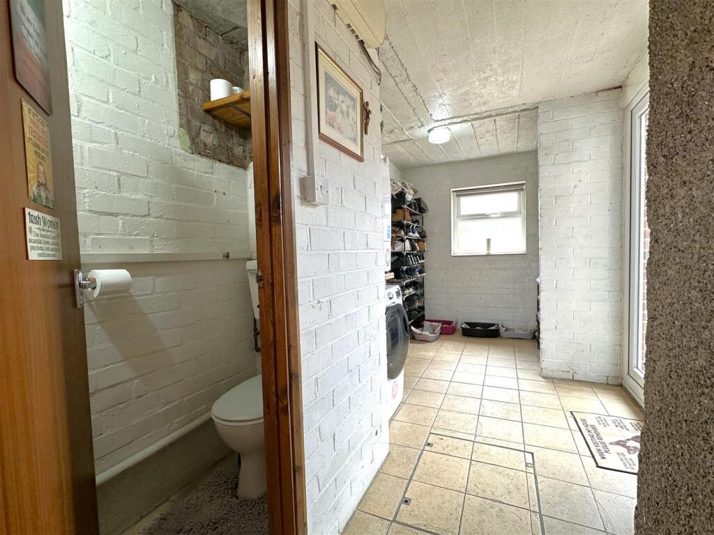 Ground Floor W.C &amp; Utility 490