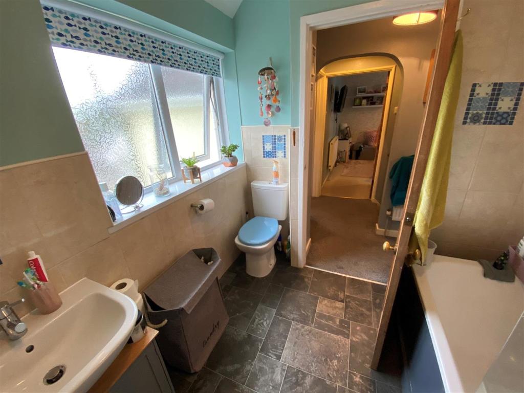 FAMILY BATHROOM