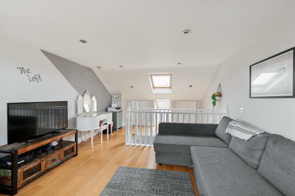 Woodville Road, E18