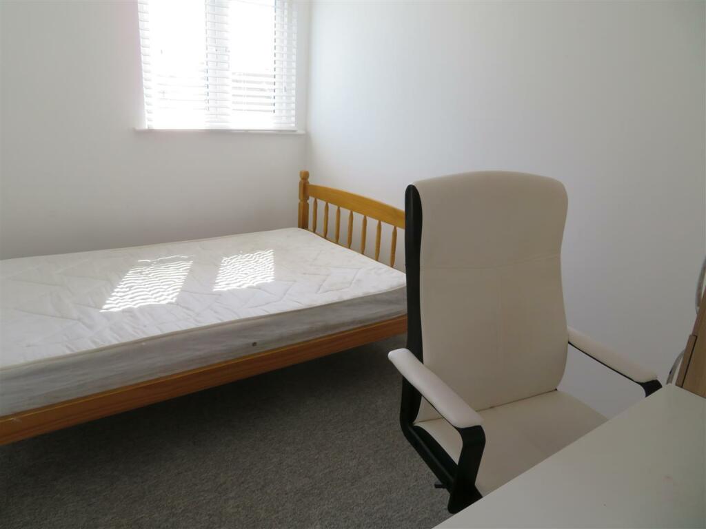 35 Lawson Bed5.JPG