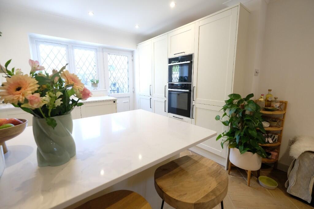 KITCHEN/DINING AREA