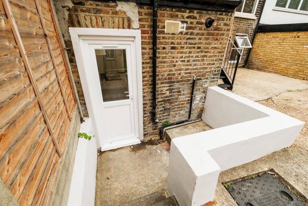 North Birkbeck studio ground floor flat-33_web.jpg