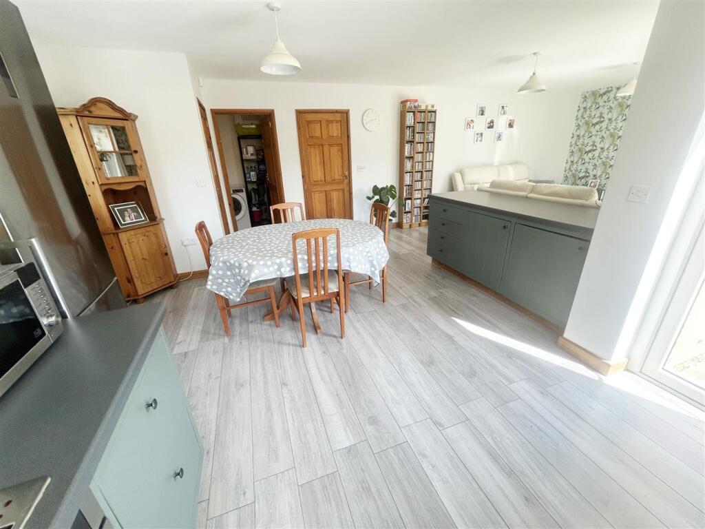 KITCHEN/ DINER/ FAMILY ROOM