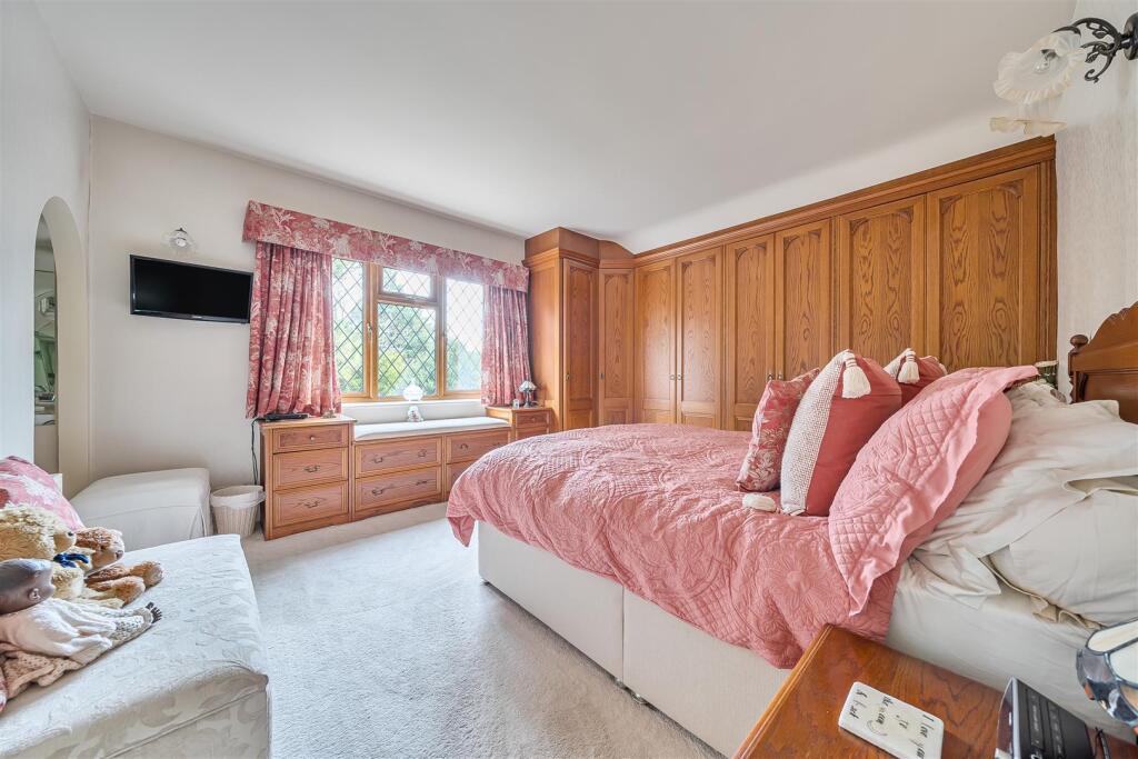 For Sale by Aspire Residential | Crockhurst Hill
