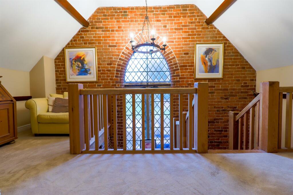 FIRST FLOOR LANDING