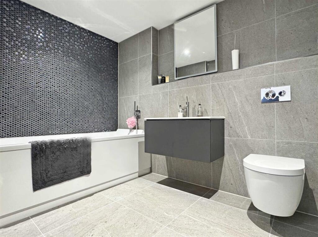 Family Bathroom.jpg